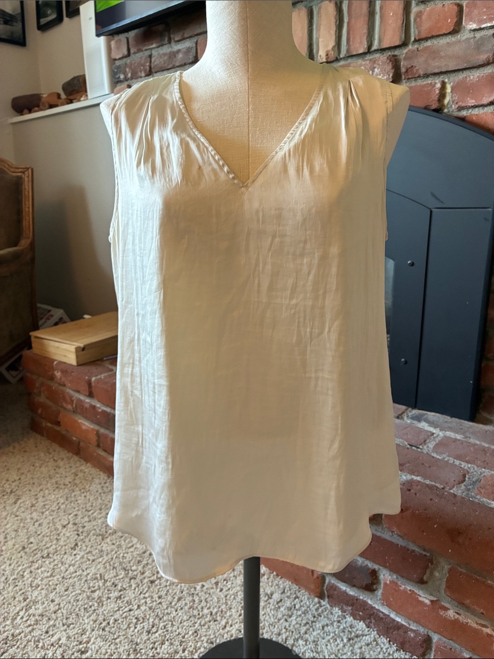 Banana Republic Cream V-Neck Sleeveless Silk-Like Camisole